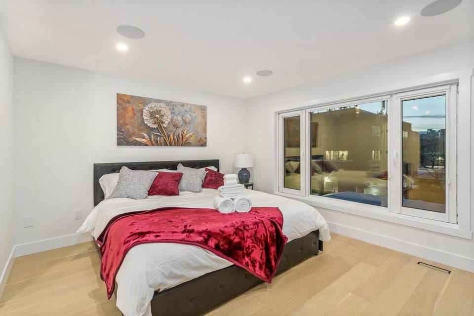 Trendy Bridgeland, Fireplace, King Beds, AC House in Calgary