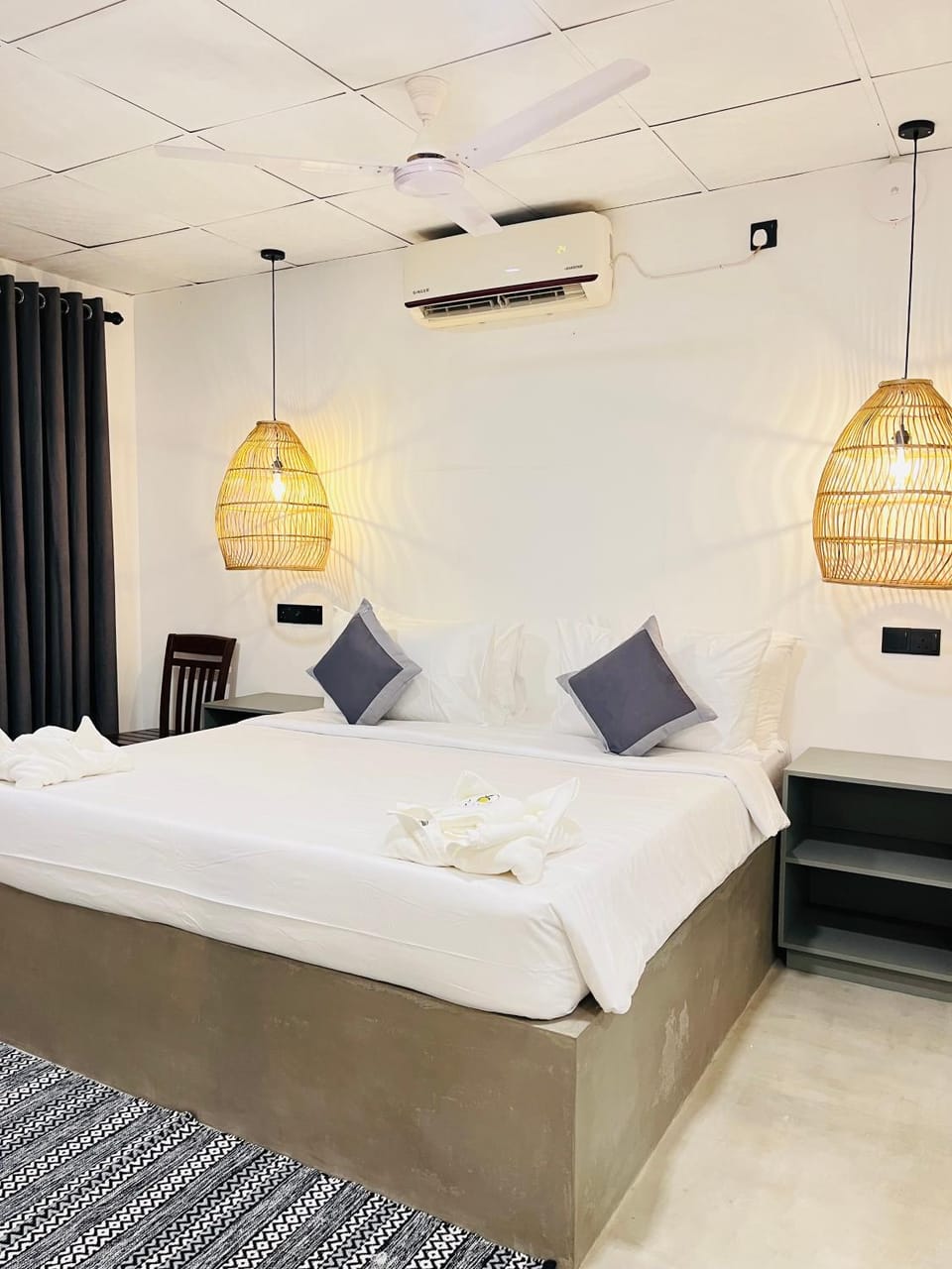 Bed, Bedroom, towels, air conditioner