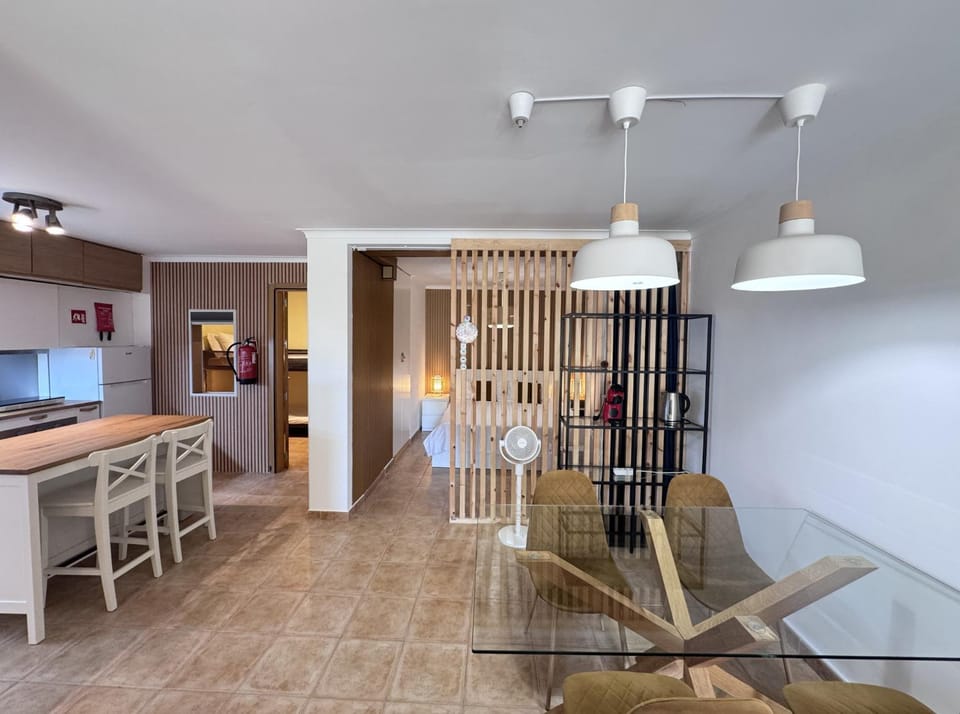 Kitchen or kitchenette, Dining area, minibar