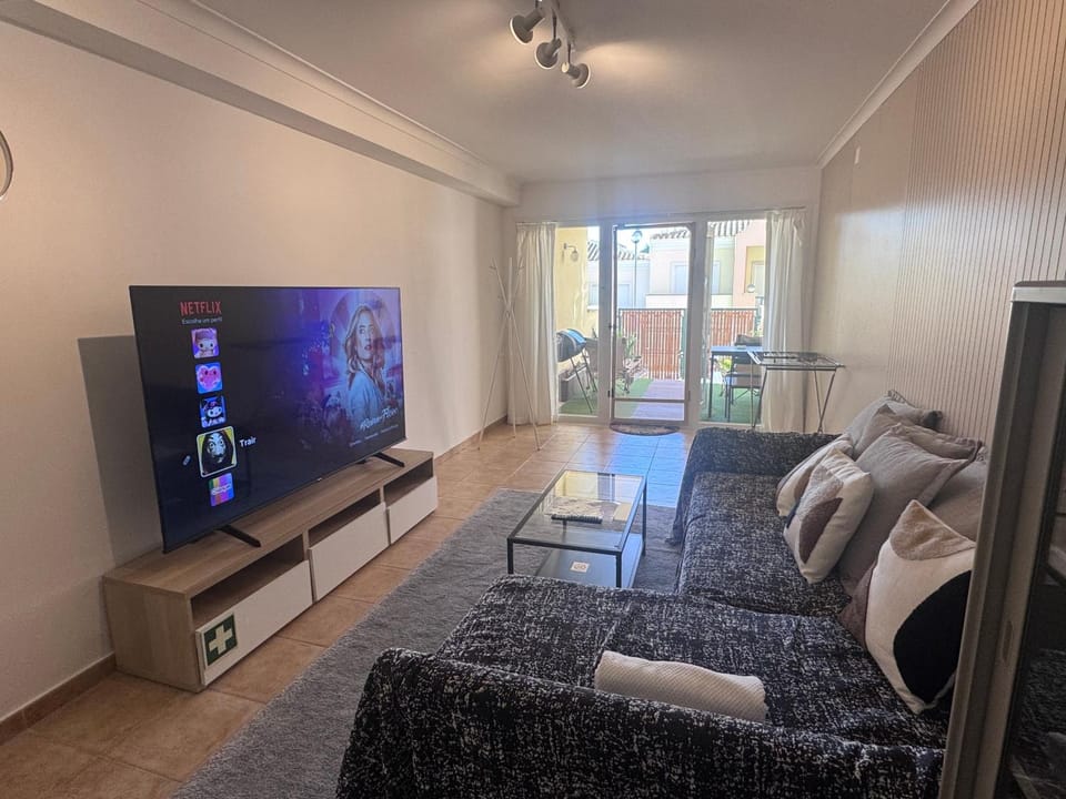 Communal lounge/ TV room, Bed, TV and multimedia, Living room, Photo of the whole room, Seating area, Evening entertainment, Bedroom