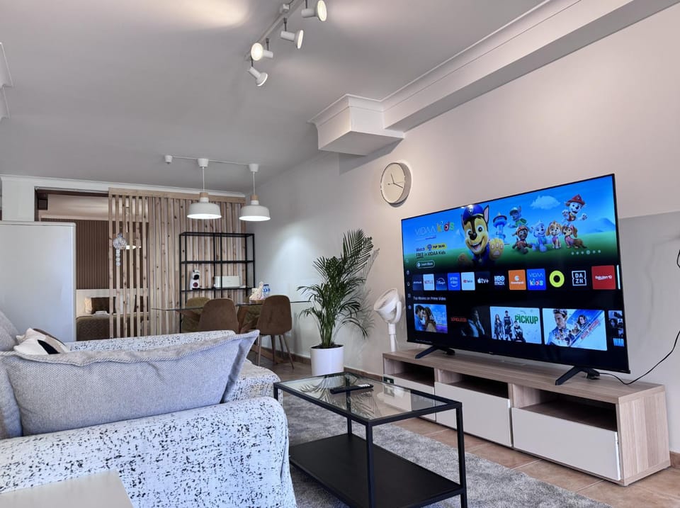 Communal lounge/ TV room, TV and multimedia, Living room, Seating area, Evening entertainment