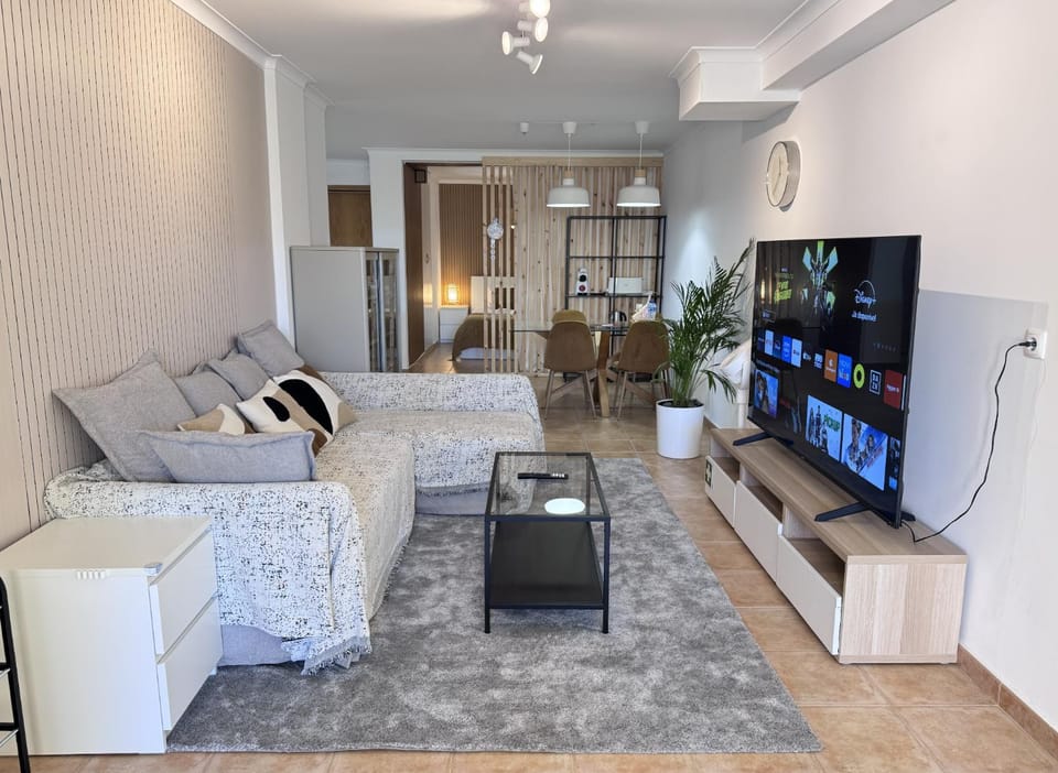 Communal lounge/ TV room, TV and multimedia, Living room, Seating area, Evening entertainment