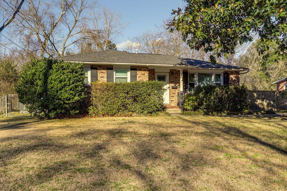 1 Mi to Park Circle: Pet-Friendly Home w/ Yard House in North Charleston