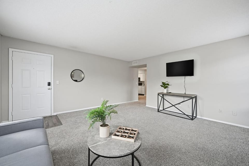 Charming apartment with fireplace & dining area Apartment in Hermitage