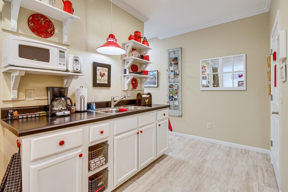 Walk to Main Street: Saluda Escape w/ Garden Patio Apartment in Saluda