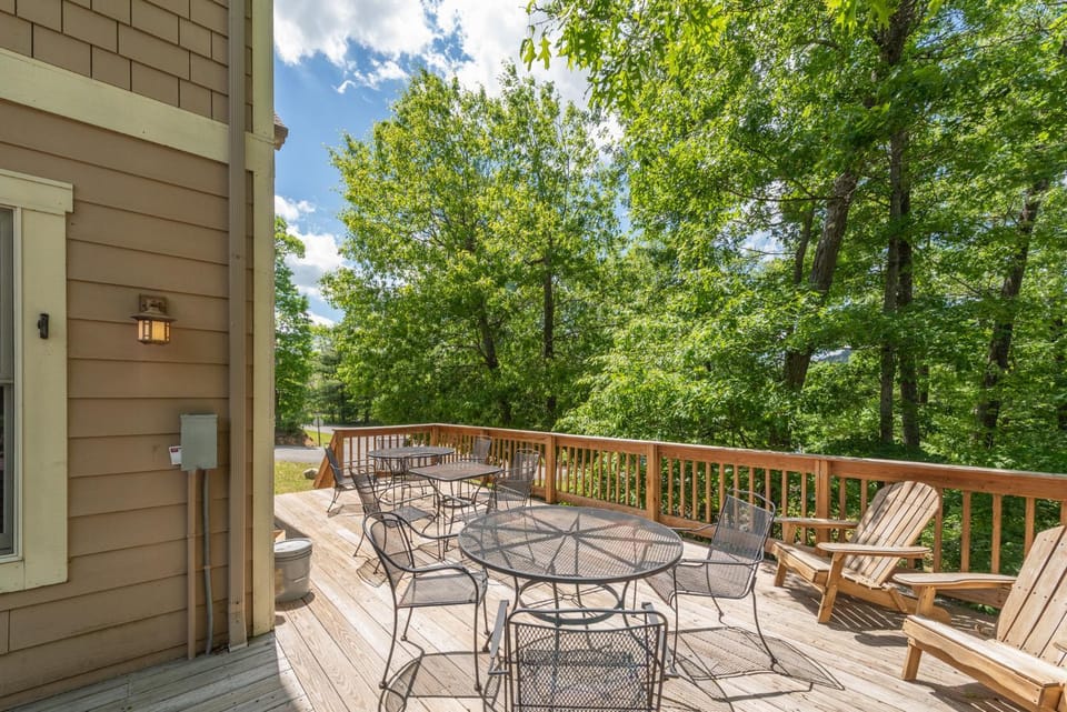 Triple-T Lodge by Railey Vacations House in Deep Creek Lake