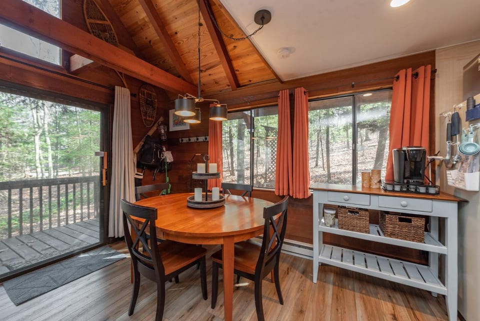 The Hideaway by Railey Vacations House in Deep Creek Lake