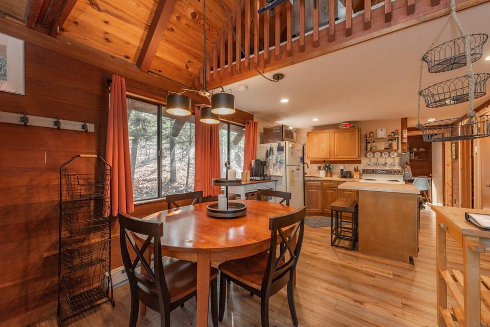 The Hideaway by Railey Vacations House in Deep Creek Lake