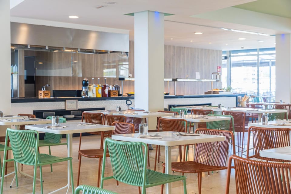 Restaurant/places to eat, Food and drinks, Dining area, Breakfast, Drinks