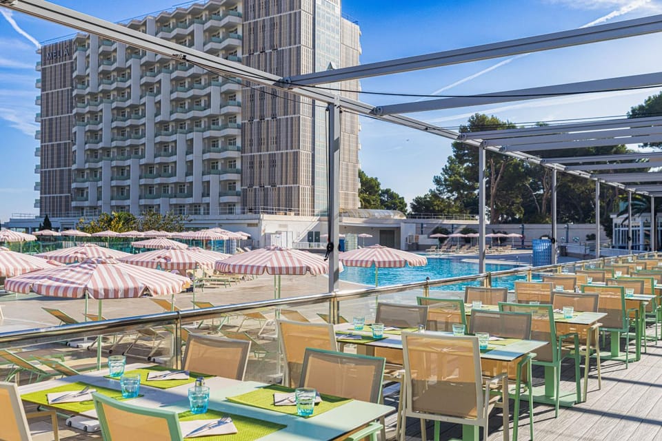 Restaurant/places to eat, View (from property/room), Balcony/Terrace, Dining area, Swimming pool