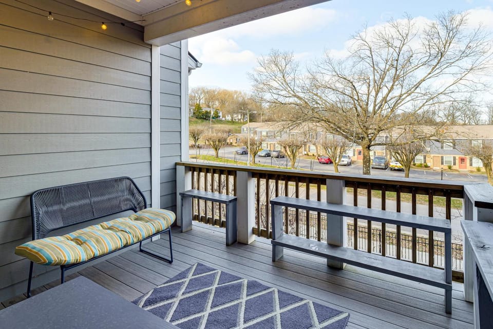 6 Mi to Broadway: Nashville Townhome w/ Balcony! House in Nashville