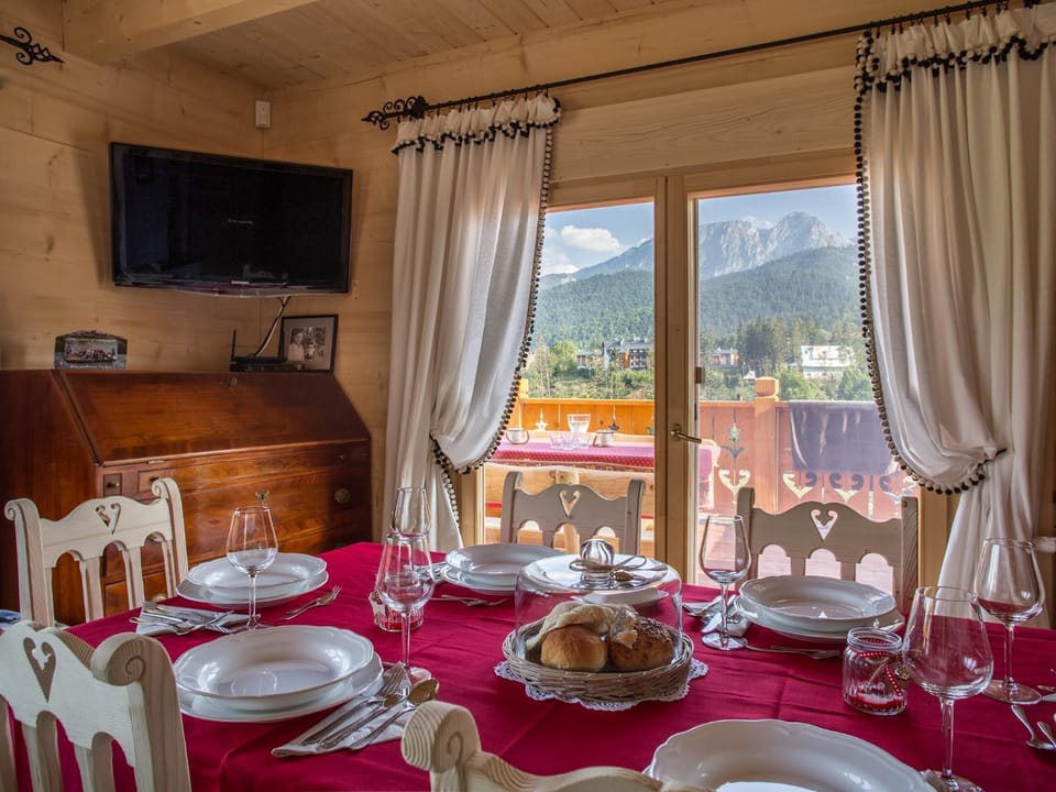 Dining area, Mountain view