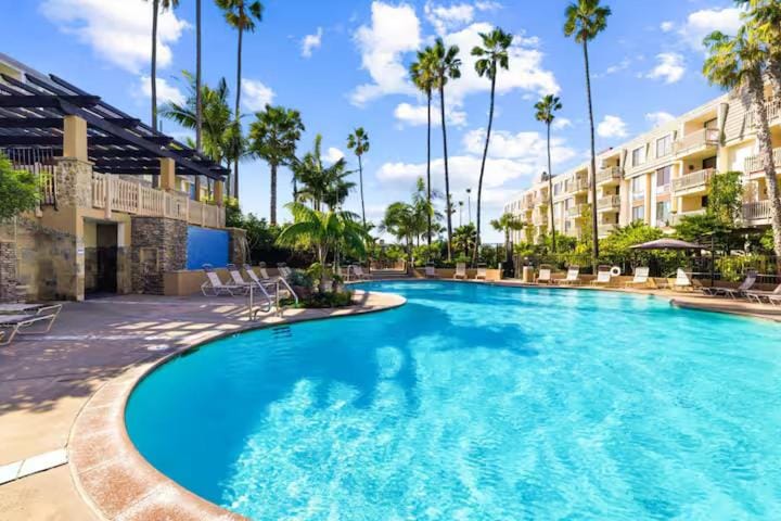 Beachfront Resort-sunset views deck & luxe king House in Oceanside