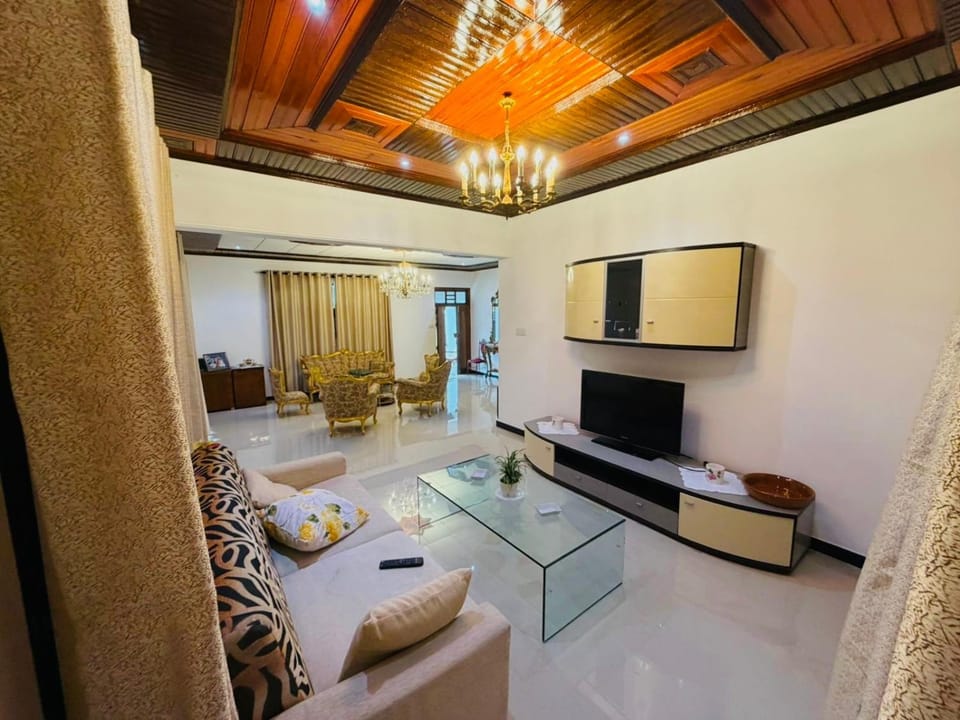 Communal lounge/ TV room, TV and multimedia, Living room, Seating area, Evening entertainment
