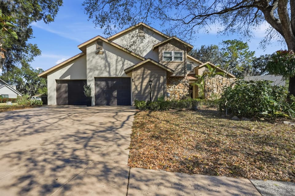 Spacious Tampa Family Getaway Pool Hot tub House in Lake Magdalene
