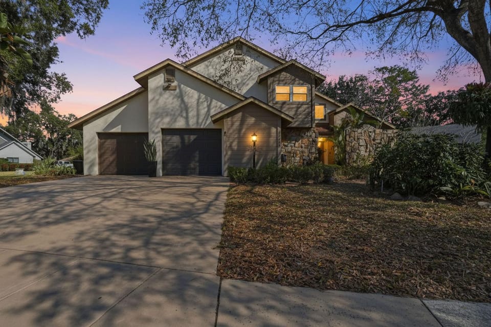 Spacious Tampa Family Getaway Pool Hot tub House in Lake Magdalene