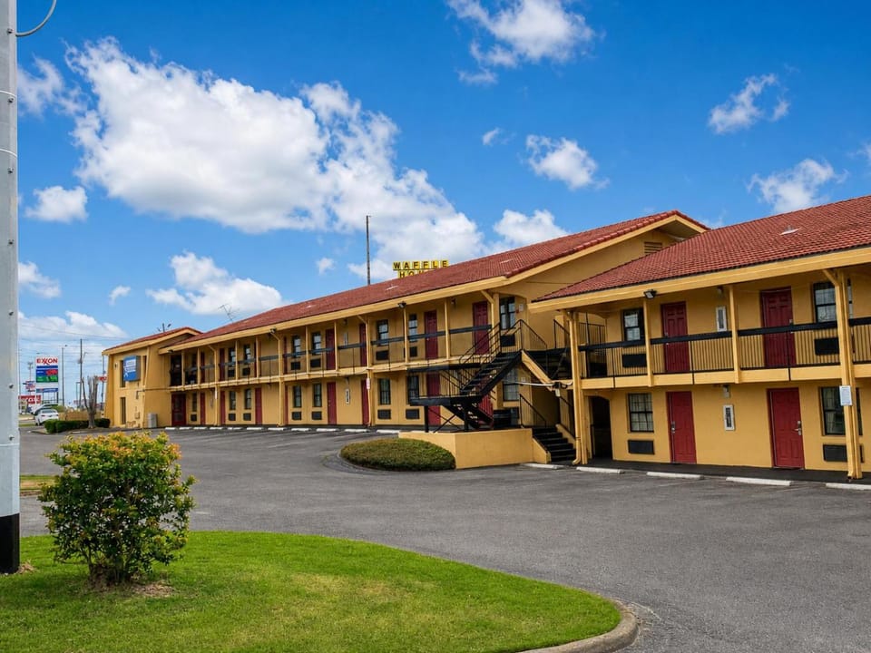 Studio Lodge of Montgomery Hotel in Montgomery