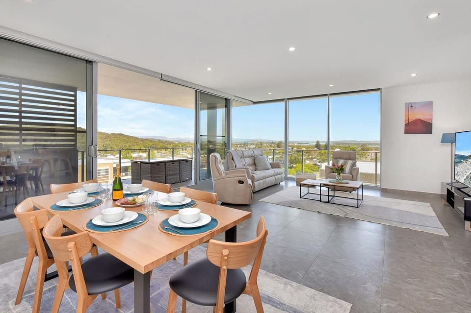 Oceanview Penthouse Caves Beach Apartment in Swansea