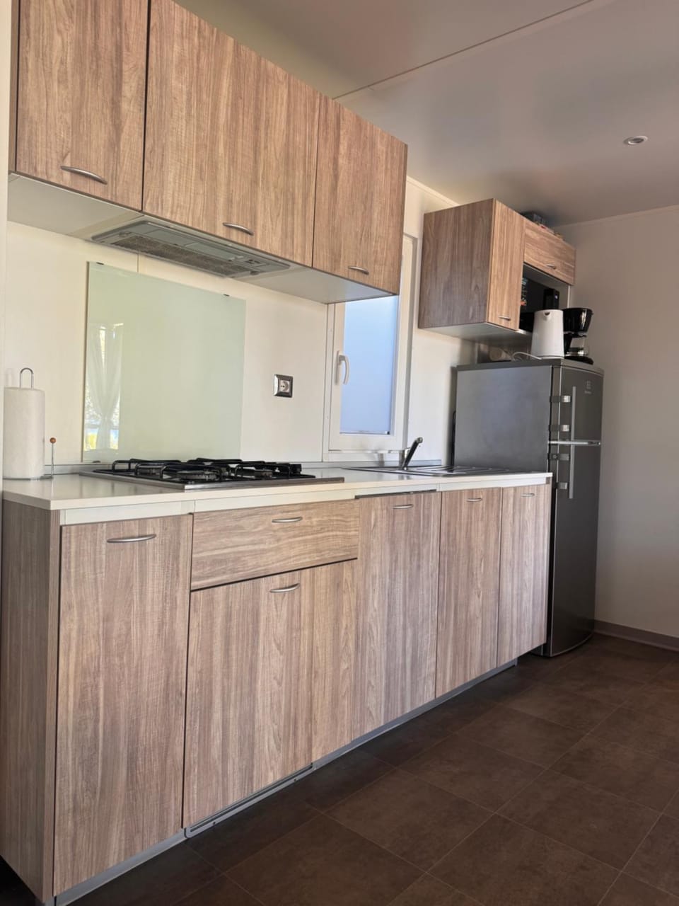 Kitchen or kitchenette, dishwasher, stove