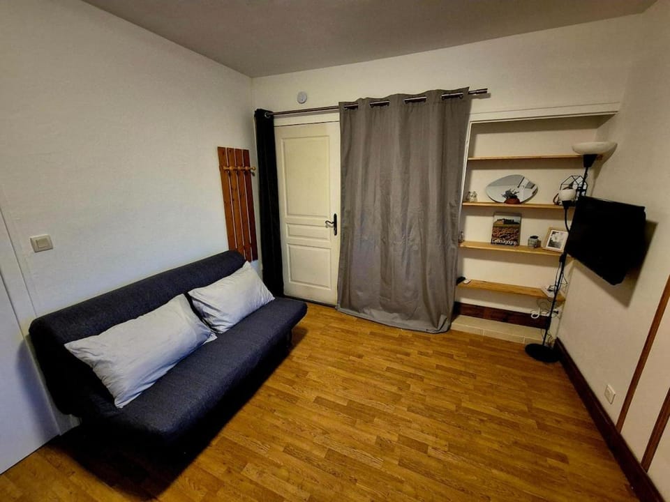 TV and multimedia, Living room, Seating area, wardrobe