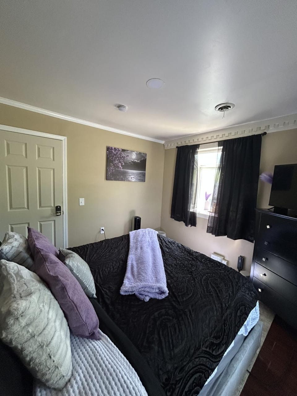 Bed, TV and multimedia, Photo of the whole room, Bedroom