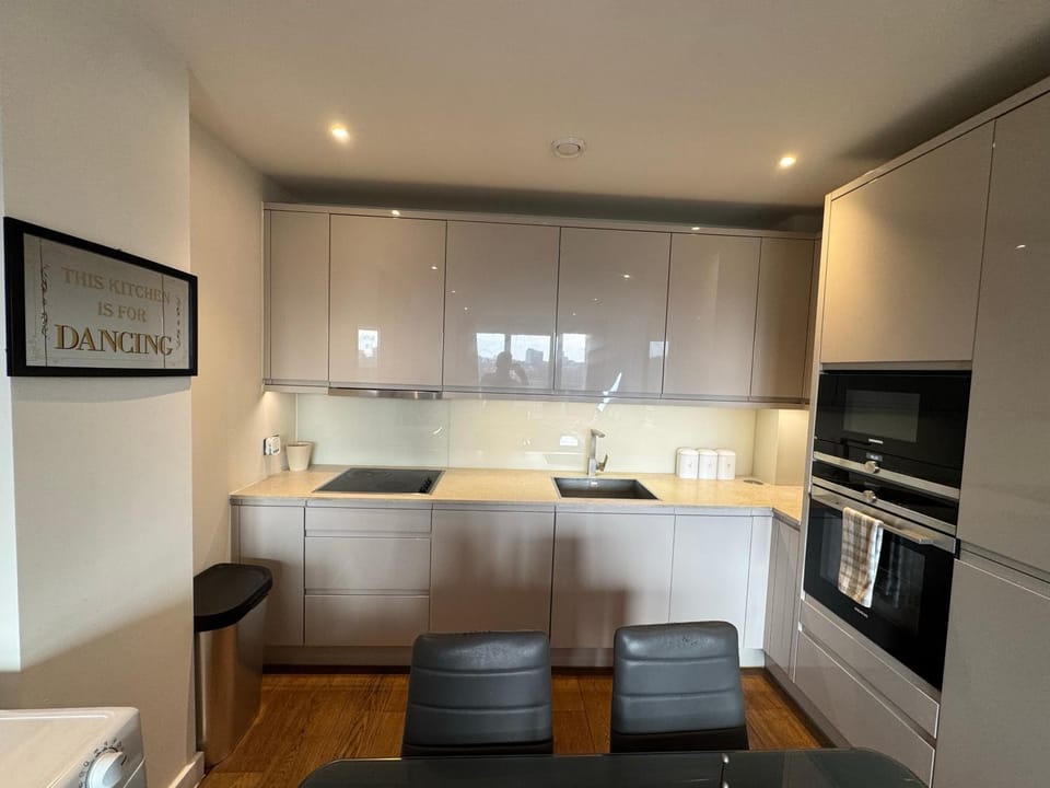 Stunning 2Bedrooms, 2Baths, Balcony, Parking House in Edgware