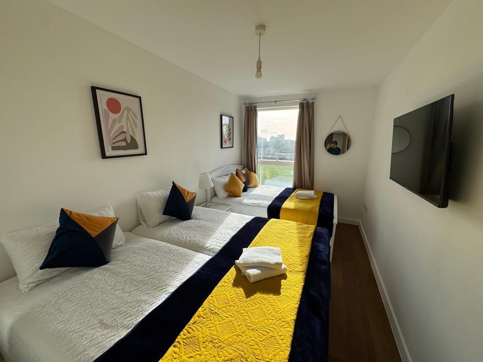 Stunning 2Bedrooms, 2Baths, Balcony, Parking House in Edgware
