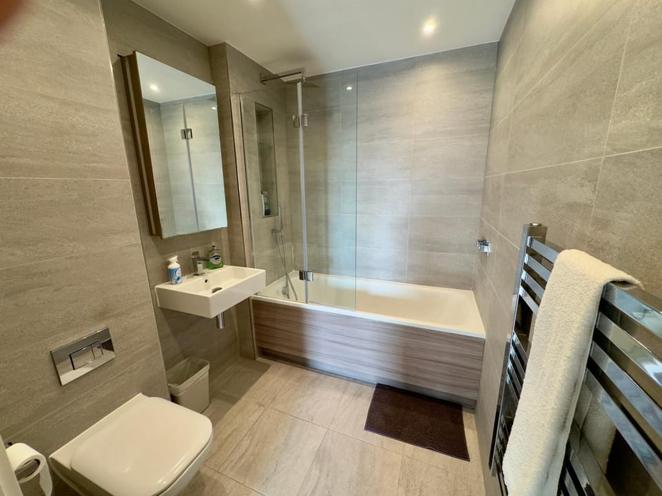 Stunning 2Bedrooms, 2Baths, Balcony, Parking House in Edgware
