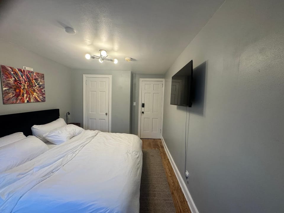 Bed, TV and multimedia, Photo of the whole room, Bedroom