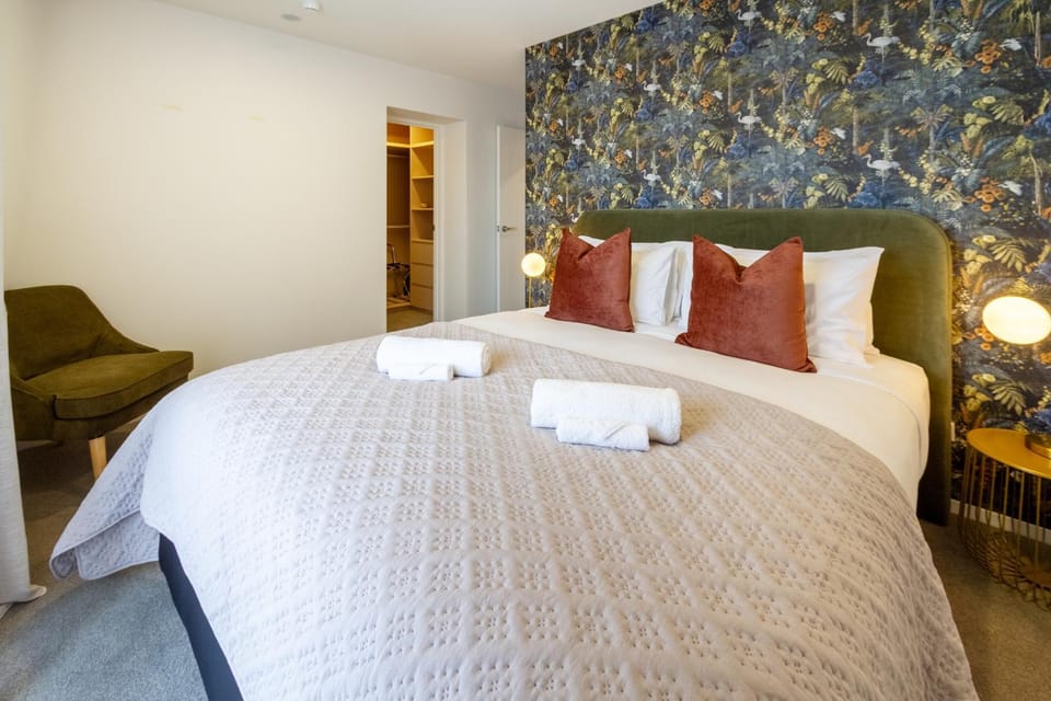 Bed, Photo of the whole room, Bedroom, towels