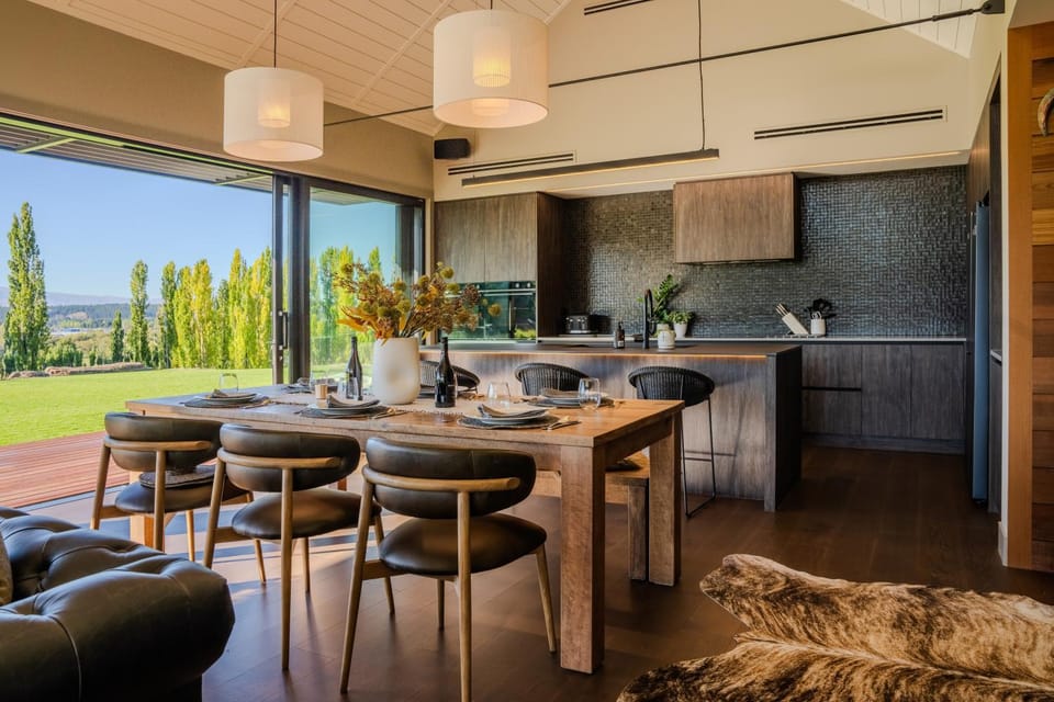 Dining area, kitchen
