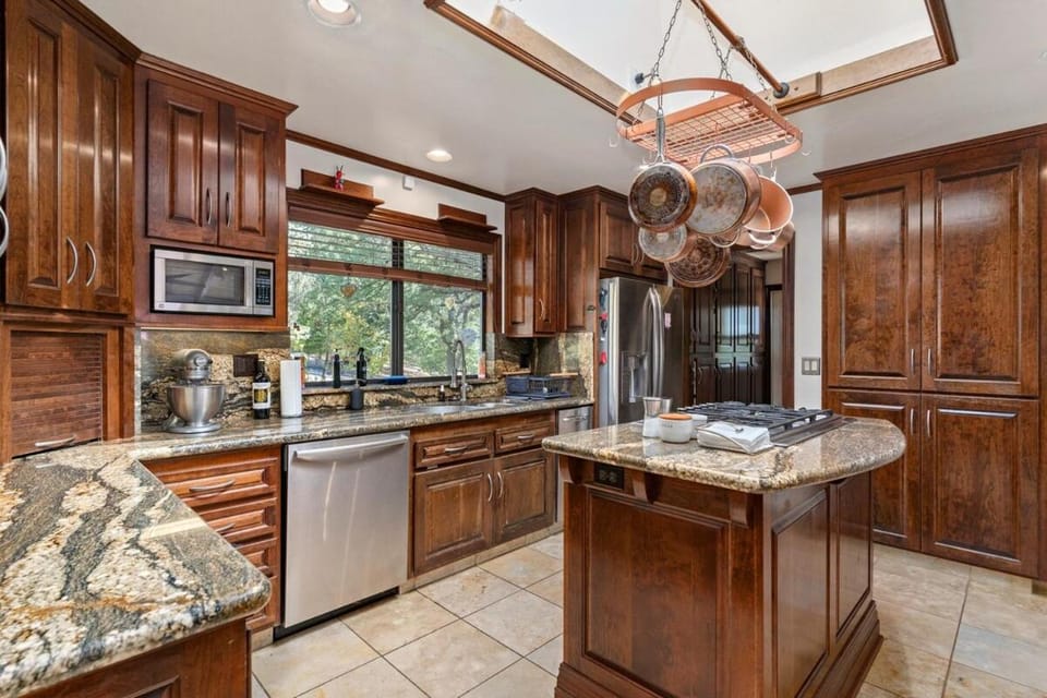 Cozy Lake View 4Bd 2,5Br Retreat in 5 Acres, Hot Tub and more Chalet in Sierra Nevada