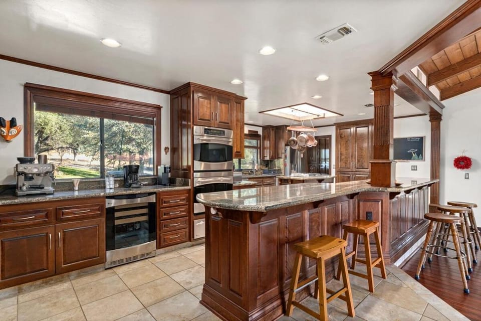 Cozy Lake View 4Bd 2,5Br Retreat in 5 Acres, Hot Tub and more Chalet in Sierra Nevada