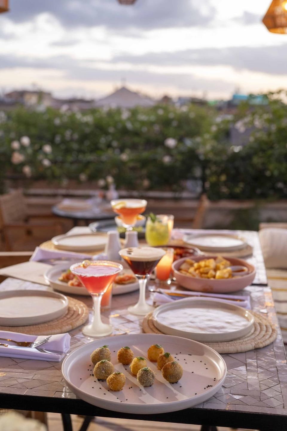 Restaurant/places to eat, Day, View (from property/room), Balcony/Terrace, Lounge or bar, Food and drinks, Dining area, Food, Lunch, Dinner, Drinks, Drinks, Alcoholic drinks, Non alcoholic drinks