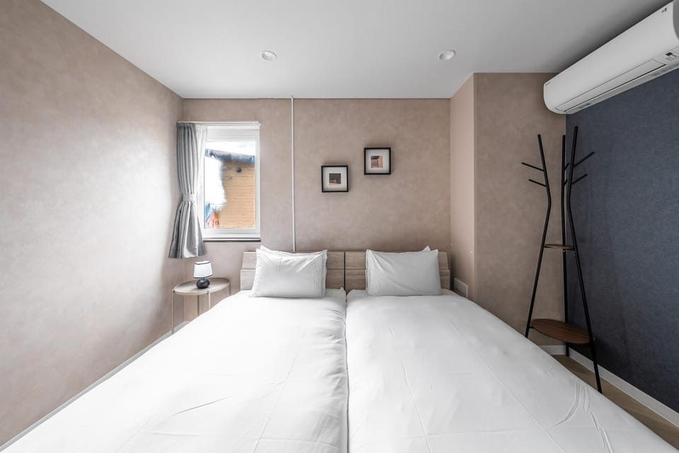 Bed, Bedroom, air conditioner