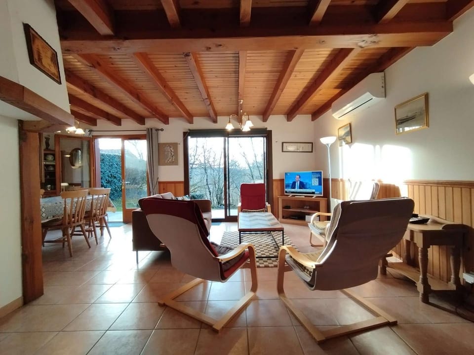 Chalet cosy au vert pour 6 avec piscine et Wi-Fi, proche Souillac - FR-1-828-3 Chalet in Souillac