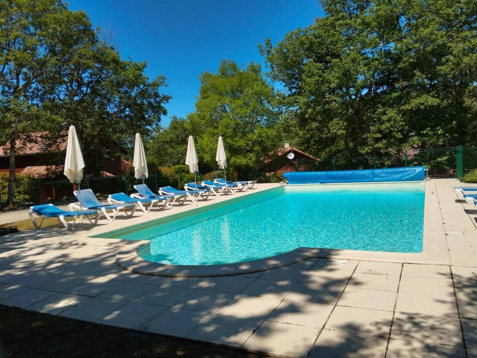 Chalet cosy au vert pour 6 avec piscine et Wi-Fi, proche Souillac - FR-1-828-3 Chalet in Souillac