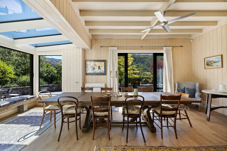 Seating area, Dining area