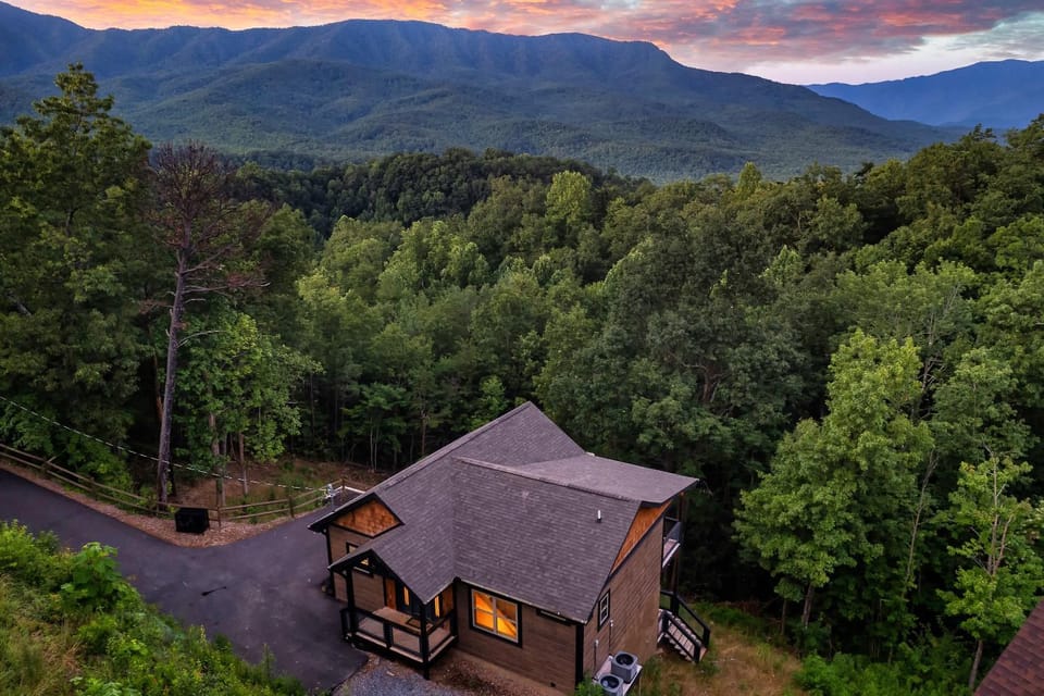 Beautiful Smoky Mountain Views with Hot Tub Game Room House in Pittman Center