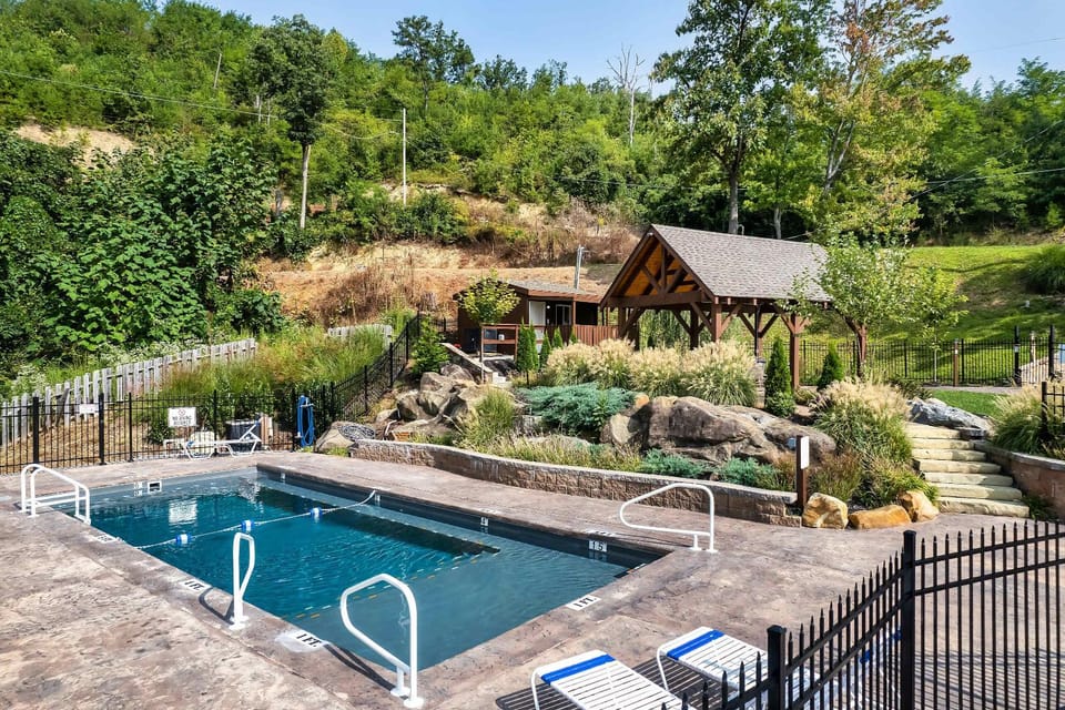 Beautiful Smoky Mountain Views with Hot Tub Game Room House in Pittman Center