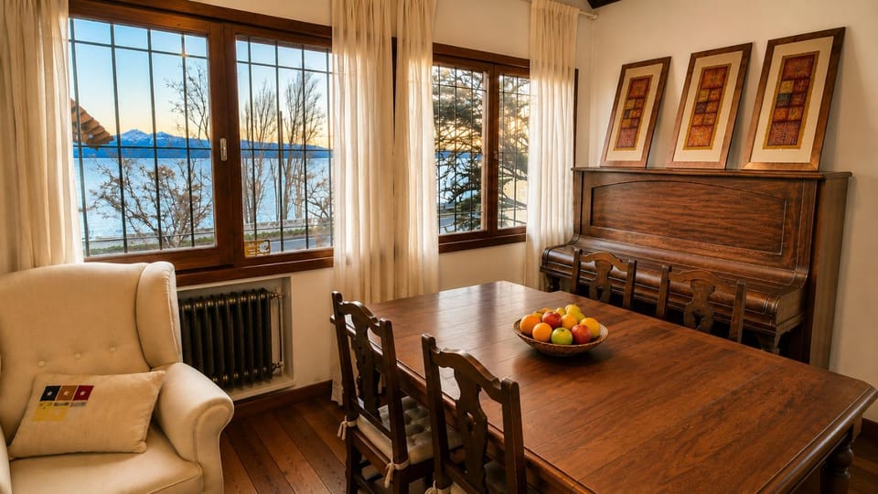 Centrally located lakefront house House in San Carlos Bariloche