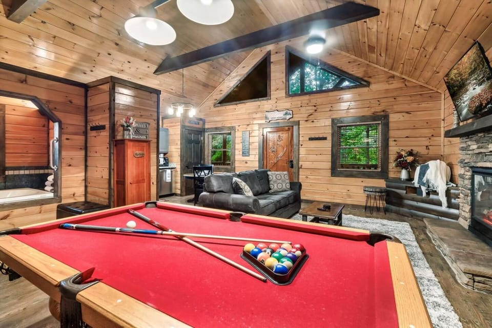Billiard, Game Room