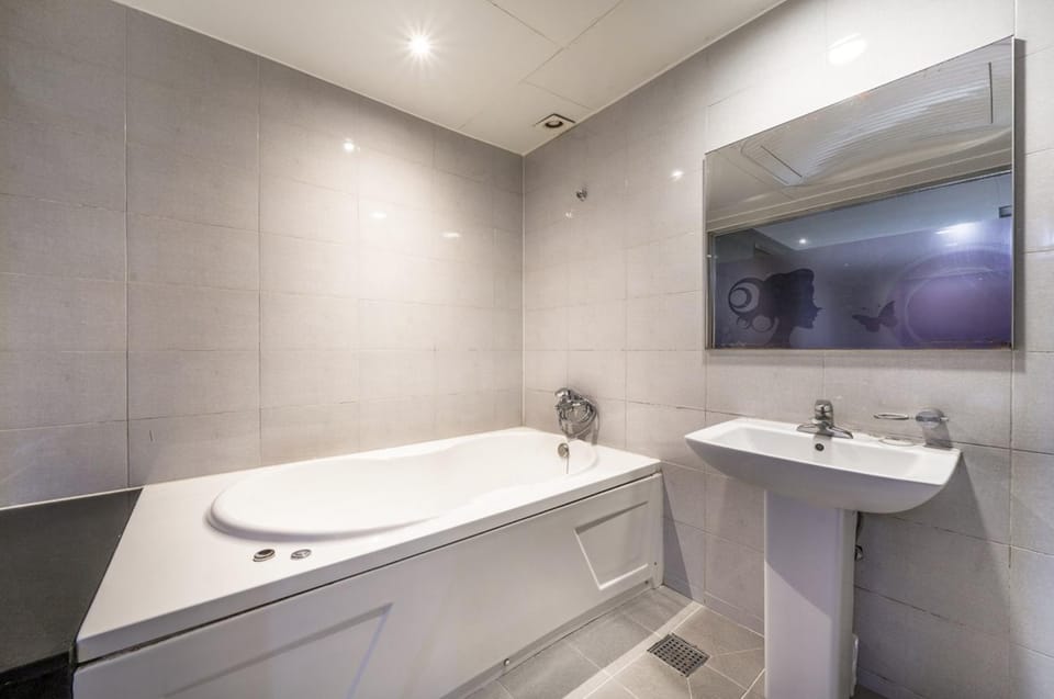 Bathroom, Bath