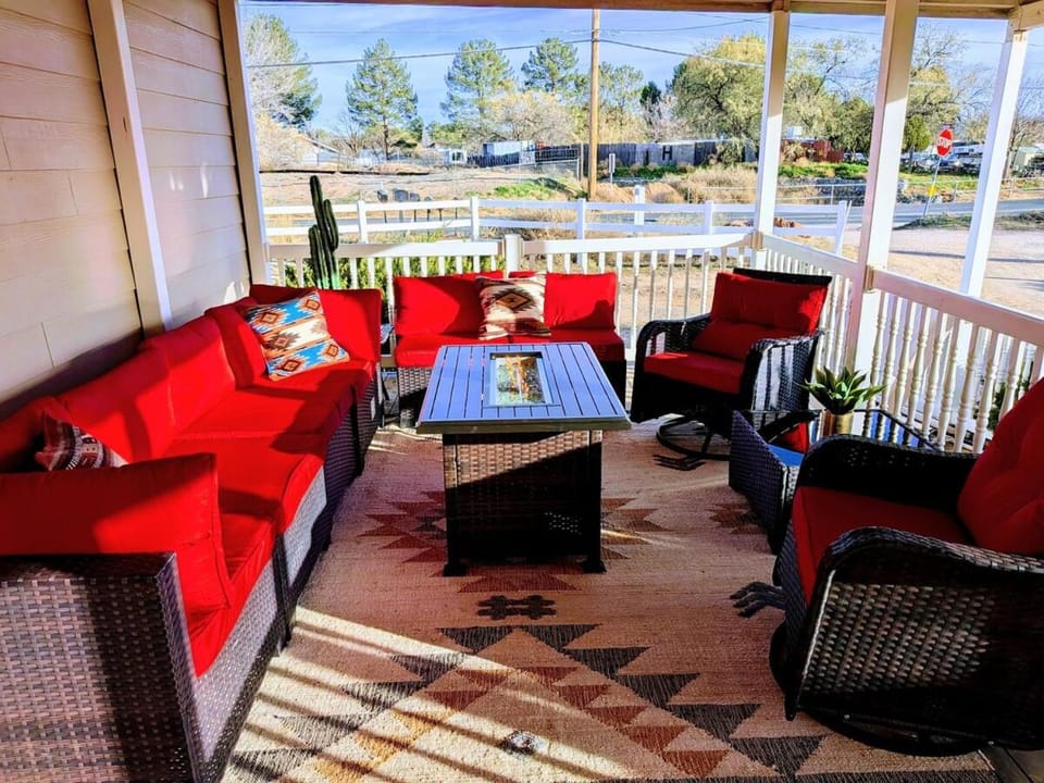 8BR 5BA, sleeps 20, 15 min to Sedona, walk to trails! House in Cottonwood
