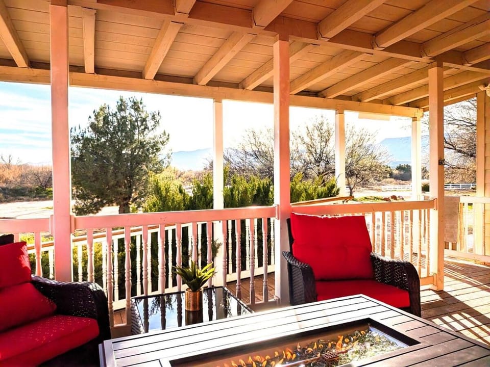 8BR 5BA, sleeps 20, 15 min to Sedona, walk to trails! House in Cottonwood