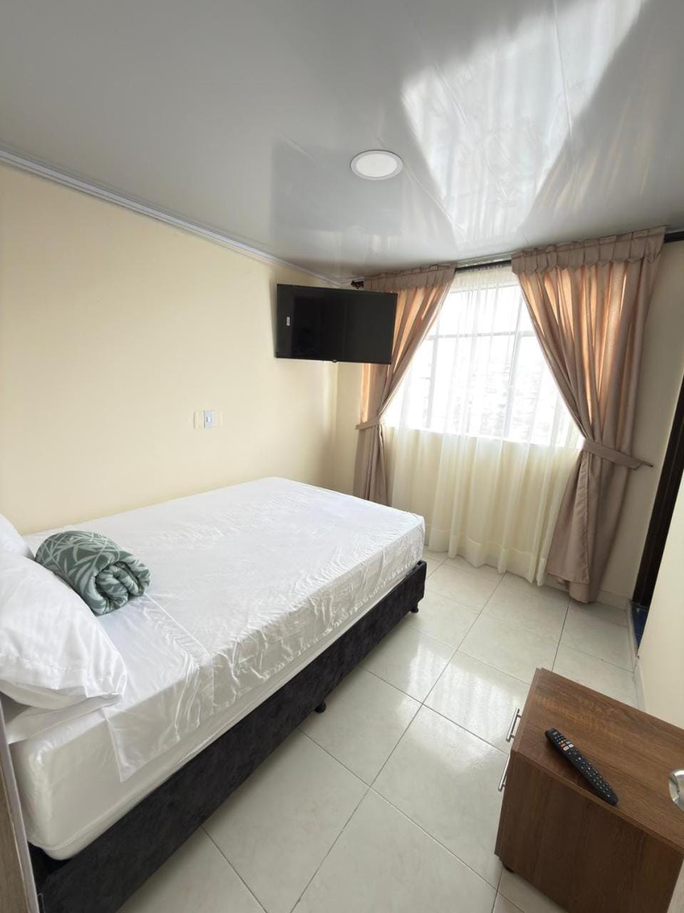 Bed, TV and multimedia, Bedroom