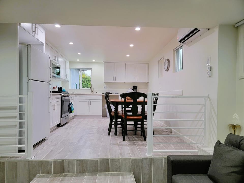 Modern 2BR Guest Suite w En-Suite Bathrooms 10 min to Rodeo Drive Near Kaiser and Cedars hospitals Apartment in San Fernando Valley