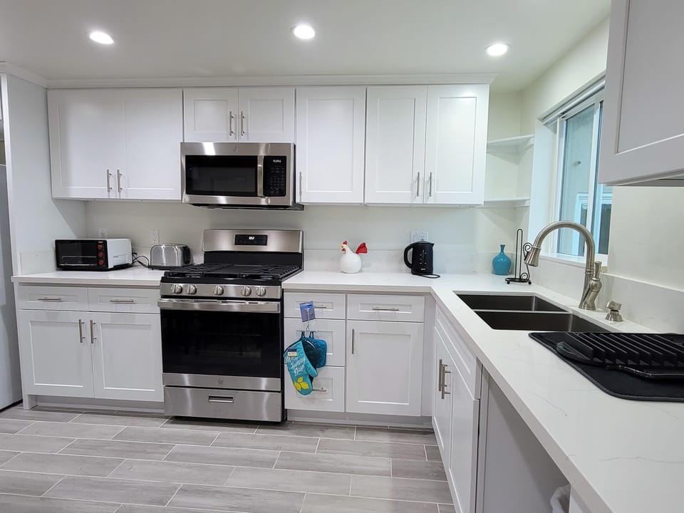 Modern 2BR Guest Suite w En-Suite Bathrooms 10 min to Rodeo Drive Near Kaiser and Cedars hospitals Apartment in San Fernando Valley