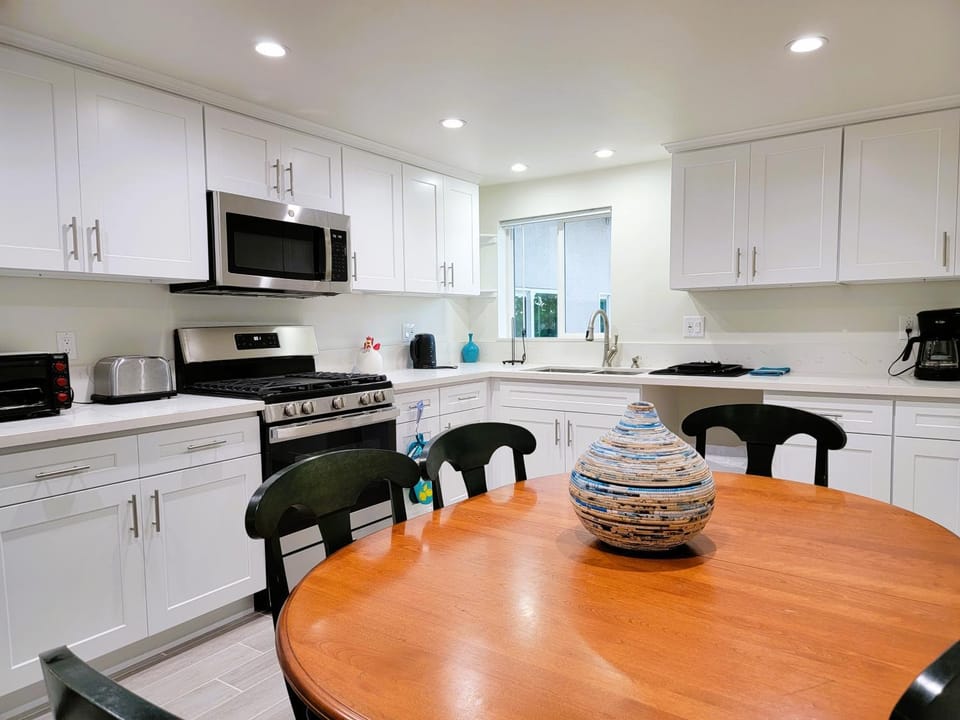 Modern 2BR Guest Suite w En-Suite Bathrooms 10 min to Rodeo Drive Near Kaiser and Cedars hospitals Apartment in San Fernando Valley