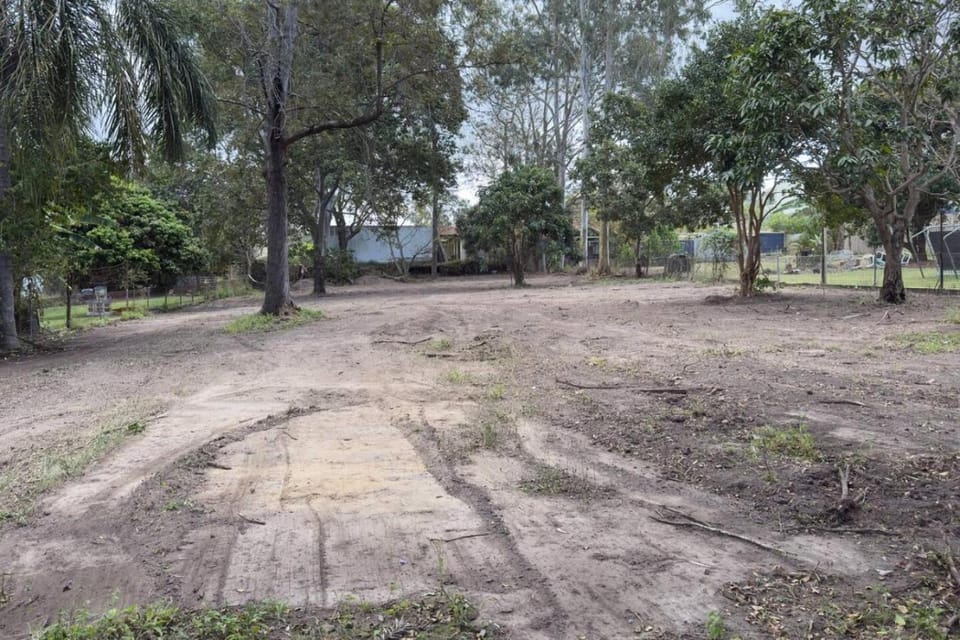 House with huge back yard and side access, 15 Beds House in Brisbane